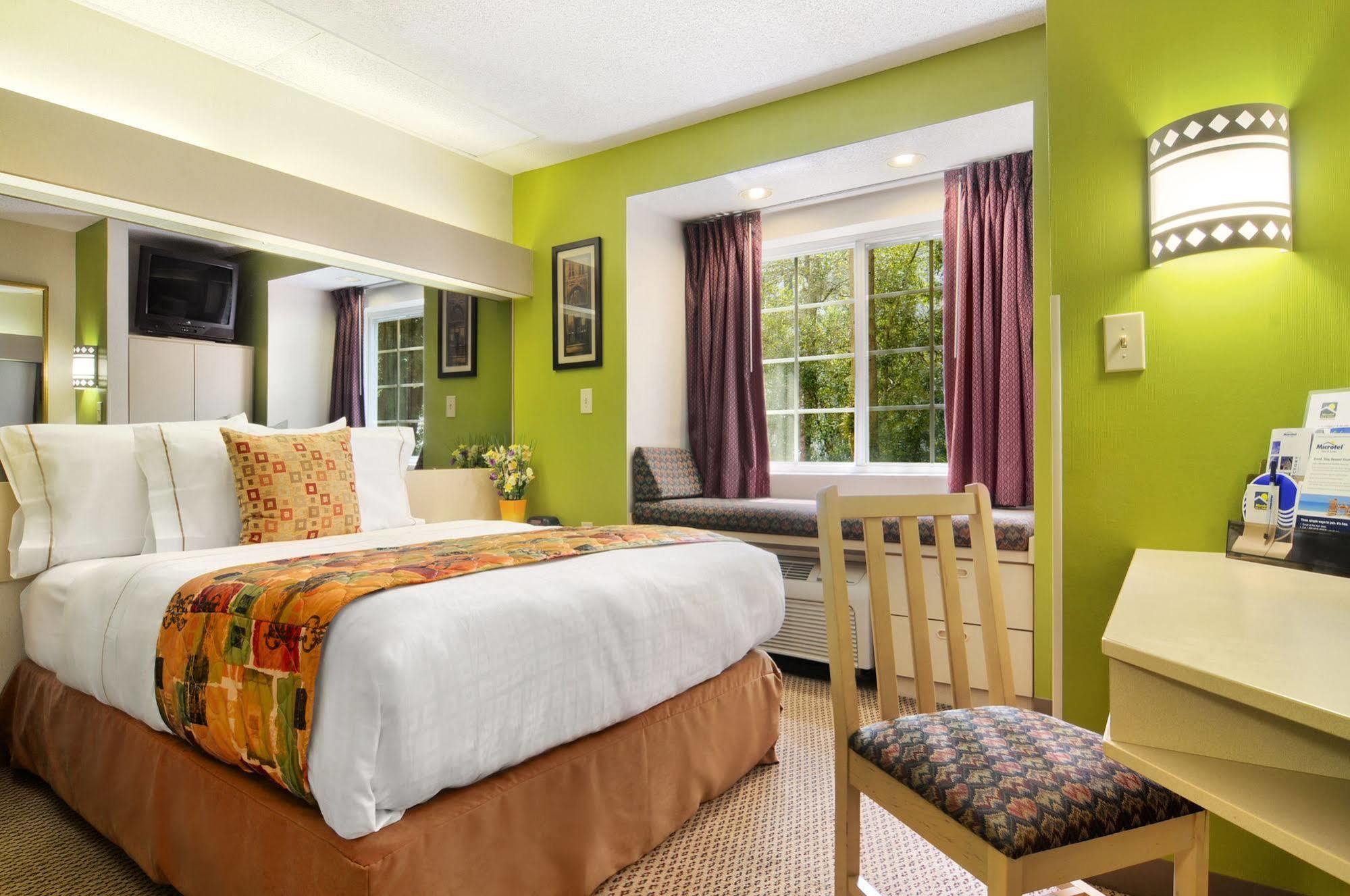 Hometown Inn & Suites Jacksonville Butler Blvd./Southpoint Экстерьер фото