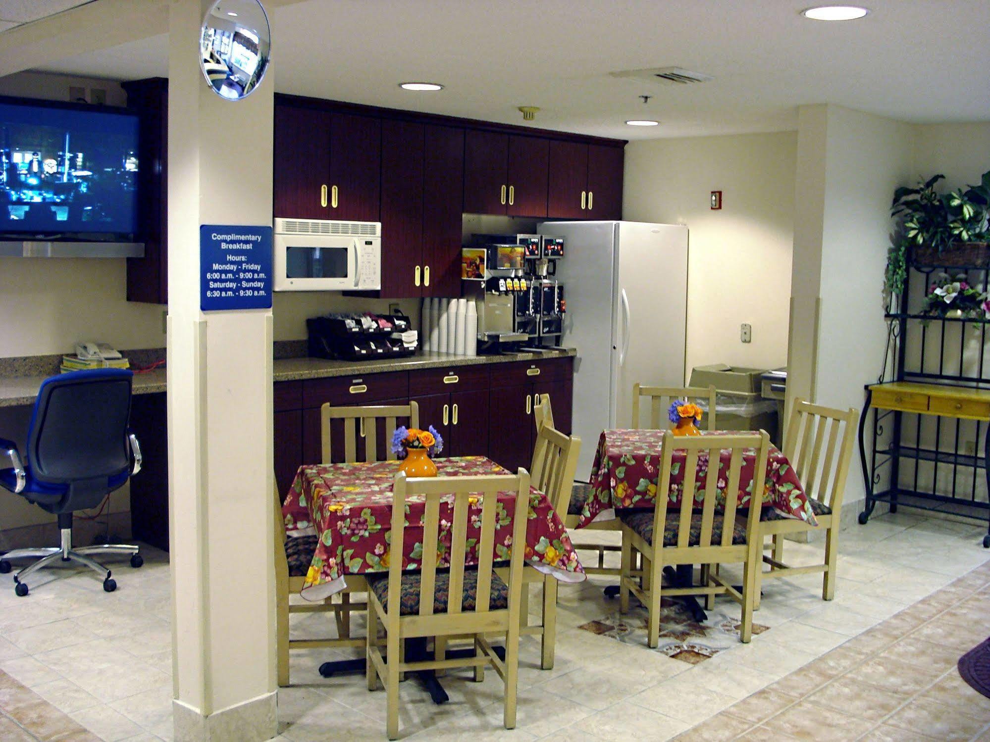 Hometown Inn & Suites Jacksonville Butler Blvd./Southpoint Экстерьер фото